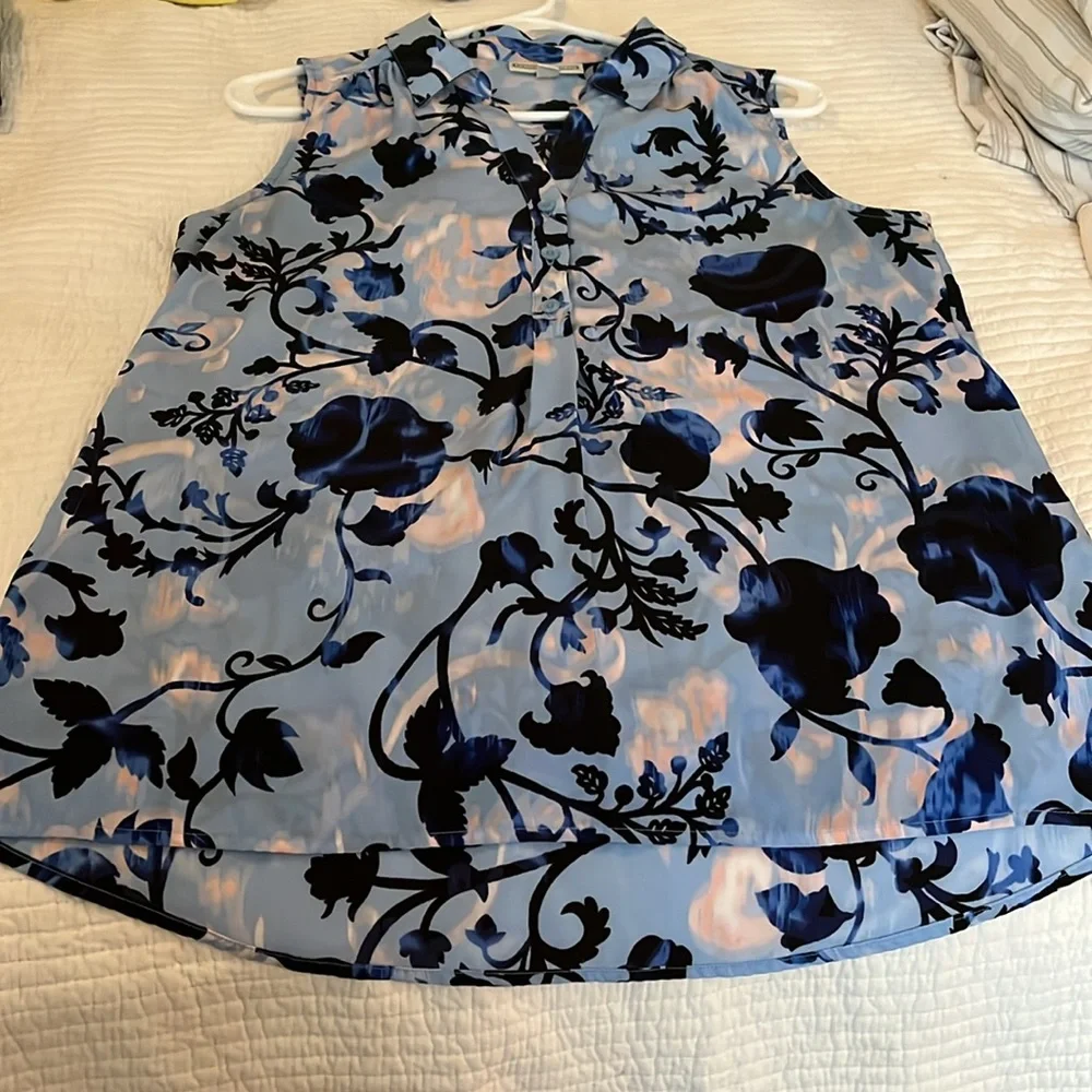 Collared and sleeveless - Picture 2 of 2